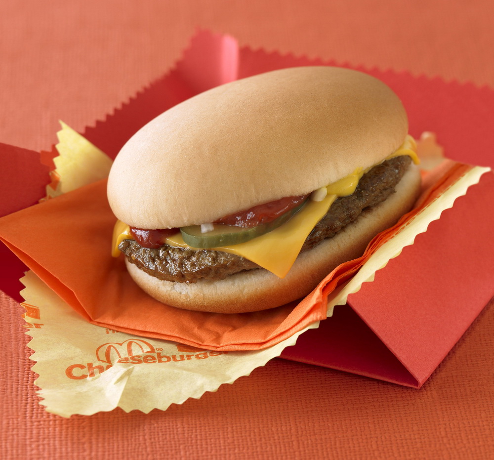 Чизбургер Макдональдс на красном фоне
